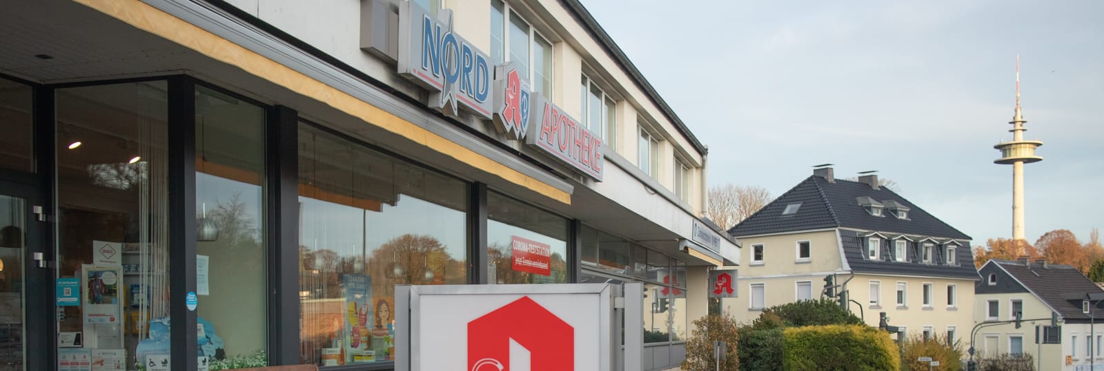 Die Nord-Apotheke mit Blick zum Wasserturm